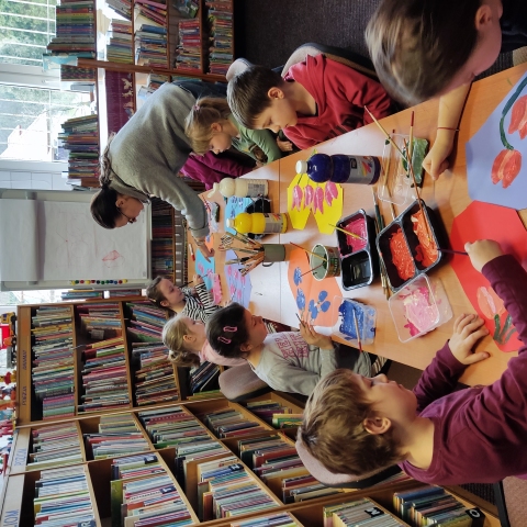 Zdjęcie prezentuje warsztaty literacko-plastyczne zorganizowane w ramach ferii zimowych Od 29 stycznia do 9 lutego 2024 r. w Bibliotece Publicznej w Kazimierzu Dolnym.