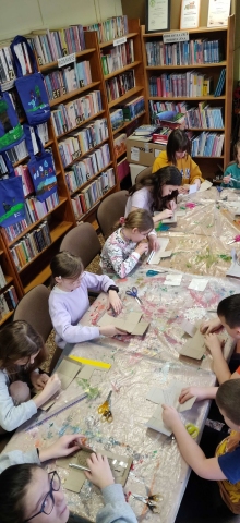 Zdjęcie prezentuje warsztaty literacko-plastyczne zorganizowane w ramach ferii zimowych w Filii bibliotecznej w Bochotnicy.