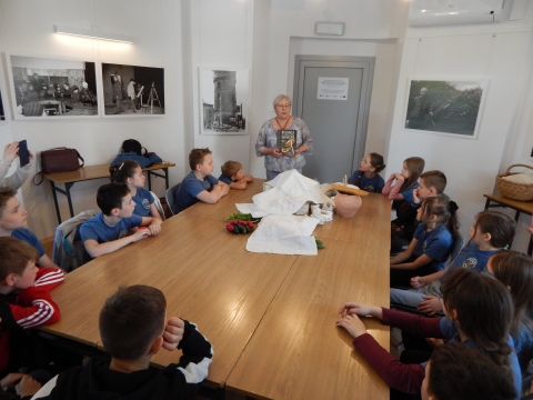 Zdjęcie przedstawia imprezę kulturalną „Jak dawniej gotowano” w ramach projektu „Ochrona i wykorzystanie zasobów dziedzictwa materialnego i niematerialnego dotyczącego obserwatorium astronomicznego w Puławach”.