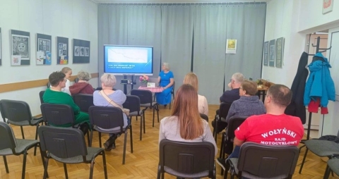 Zdjęcie prezentuje spotkanie z cyklu „Kobieta w podróży”, które odbyło się 26 marca 2025 r. w Gminnej Bibliotece Publicznej w Końskowoli.