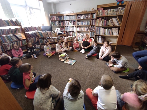 Zdjęcie prezentuje wizytę przedszkolaków w Bibliotece Publicznej w Kazimierzu Dolnym.