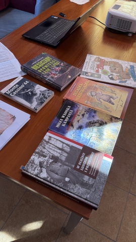 Na zdjęciu widać nietypową lekcję historii, która odbyła się 10 kwietnia 2026 r. w Powiatowej Bibliotece Publicznej w Puławach. Na zdjęciu widać ułożone na stoliku książki dotyczące historii.