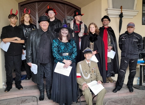 Zdjęcie prezentuje kazimierską odsłonę Narodowego Czytania, które odbyło się 14 września 2024 r. o godzinie 12.00 na kazimierskim rynku.