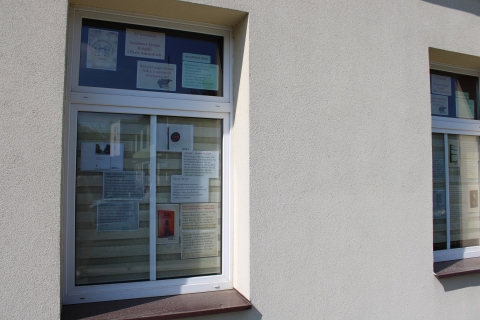 Zdjęcie prezentuje wystawę na oknach Powiatowej Biblioteki Publicznej pokazująca książki nagrodzone nagrodą „Nike” z ostatnich dziesięciu lat.  