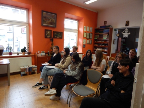 Zdjęcie prezentuje wręczenie nagród w powiatowym konkursie literackim „Kiedy myślę Ojczyzna… Na zawsze w sercu mym”, które odbyło się 8 maja 2023 r. w siedzibie Powiatowej Biblioteki Publicznej w Puławach. 