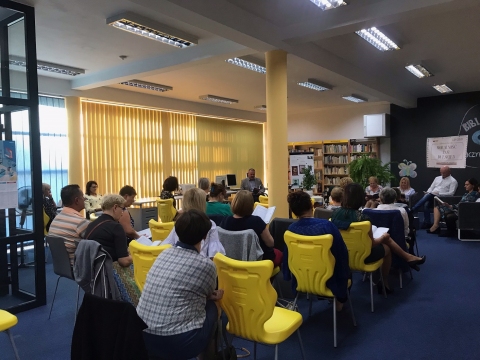 Zdjęcie prezentuje uczestników Narodowego Czytania w siedzibie biblioteki.