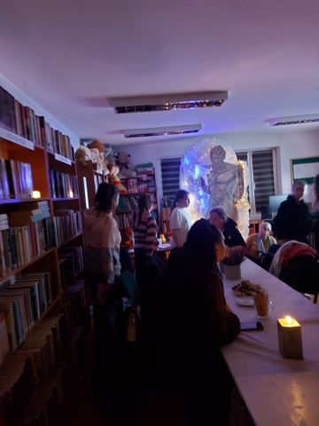 Zdjęcie prezentuje Noc Bibliotek w wąwolnickiej bibliotece, która odbyła się 23 października 2025 r. od godziny 17:00 do 20:00. Motywem przewodnim wydarzenia była mitologia.