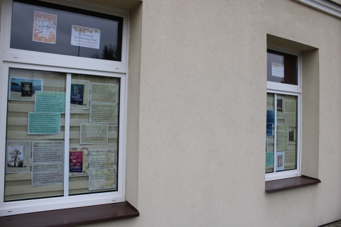 Zdjęcie prezentuje wystawę na oknach Powiatowej Biblioteki Publicznej promującą książkowe nowości z ostatnich miesięcy. 