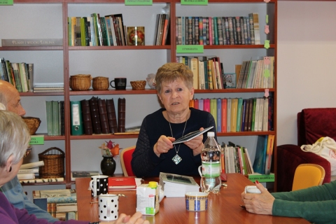 Zdjęcie prezentuje spotkanie autorskie z Agnieszką Maj w ramach Powiatowego Klubu Książki.