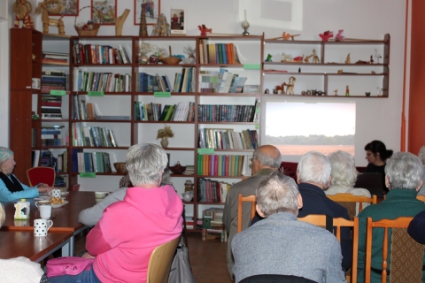 Zdjęcie prezentuje spotkanie Powiatowego Klubu Książki, które odbyło się 21 października 2025 r. o godzinie 13:00 w Powiatowej Bibliotece Publicznej w Puławach a tematem spotkania była zmiana, jedyna stała rzecz na świecie. Spotkanie poprowadziła Bożena Małek. 