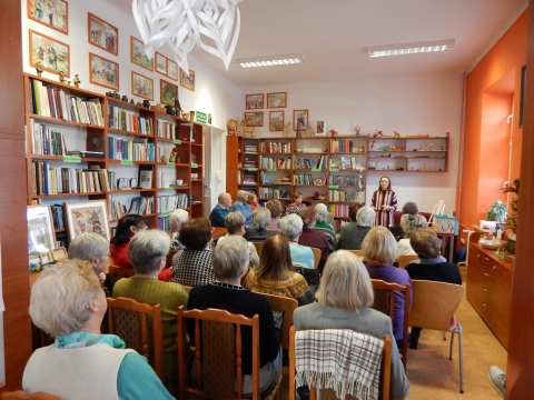 Zdjęcie prezentuje spotkanie autorskie z Dorotą Opolską-Maksym w ramach Powiatowego Klubu Książki, które odbyło się w Powiatowej Bibliotece Publicznej 28 lutego 2023 r. o godz. 12.OO.