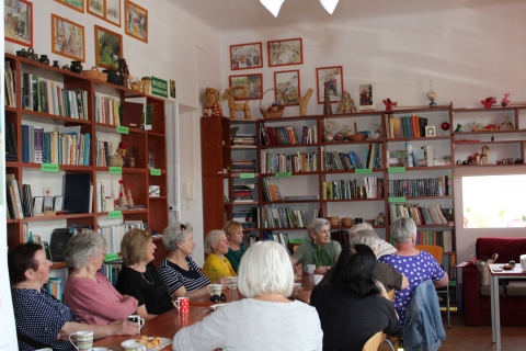 Zdjęcie prezentuje spotkanie Powiatowego Klubu Książki, które odbyło się 29 kwietnia 2025 r. o godzinie 13:00 w Powiatowej Bibliotece Publicznej w Puławach a dotyczyło zdrowej diety. Wykład poprowadziła Eliza Poznańska – dietetyk kliniczna.