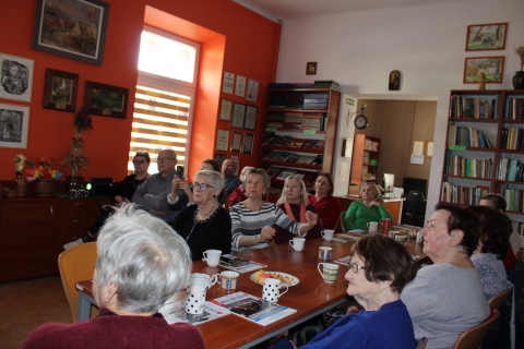 Zdjęcie prezentuje spotkanie z nadkomisarz Ewą Rejn-Kozak w ramach Powiatowego Klubu Książki, które odbyło się 24 marca 2026 r. o godzinie 13:00 w Powiatowej Bibliotece Publicznej w Puławach. Na zdjęciu uczestnicy spotkania.  
