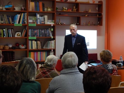 Zdjęcie prezentuje spotkanie z Jerzym Michałem Sołdkiem w ramach Powiatowego Klubu Książki, które odbyło się w Powiatowej Bibliotece Publicznej 25 października 2023 r. o godzinie 12:00.