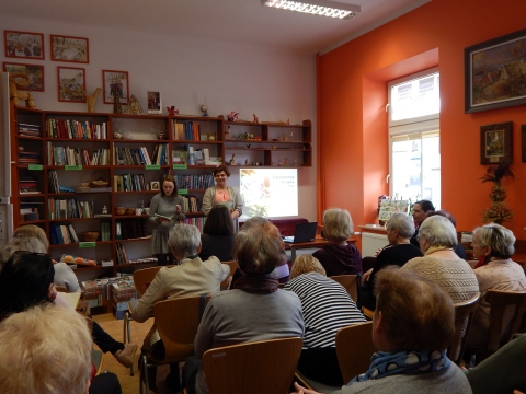 Zdjęcie prezentuje spotkanie autorskie z Katarzyną Dorosz-Dębską w ramach Powiatowego Klubu Książki, które odbyło się w Powiatowej Bibliotece Publicznej 26 kwietnia 2023 r. o godz. 12.00.