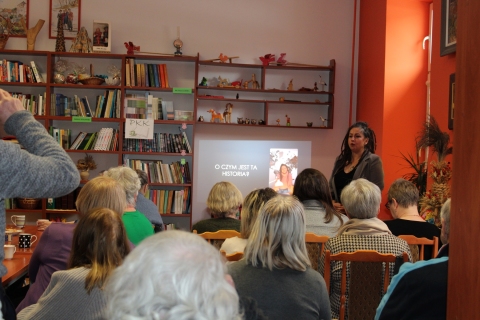 Zdjęcie prezentuje spotkanie autorskie z Mają Wolny w ramach Powiatowego Klubu Książki, które odbyło się 10 lutego 2026 r. o godzinie 13:00 w Powiatowej Bibliotece Publicznej w Puławach. Na zdjęciu Maja Wolny i czytelnicy, którzy przyszli na spotkanie. 