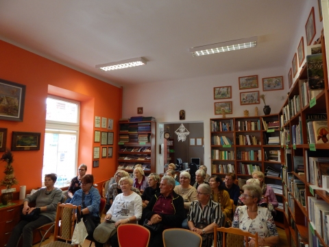 Zdjęcie prezentuje spotkanie autorskie z Mają Wolny w ramach Powiatowego Klubu Książki.