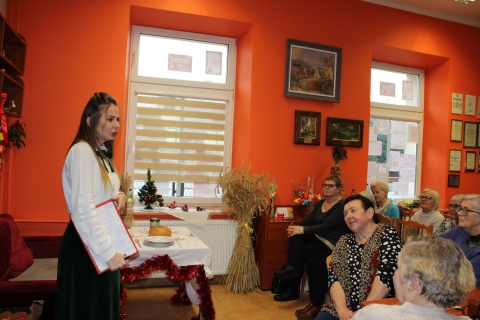 Zdjęcie prezentuje spotkanie z Pauliną Zielińską w ramach Powiatowego Klubu Książki które odbyło się 9 grudnia 2025 r. w Powiatowej Bibliotece Publicznej w Puławach.