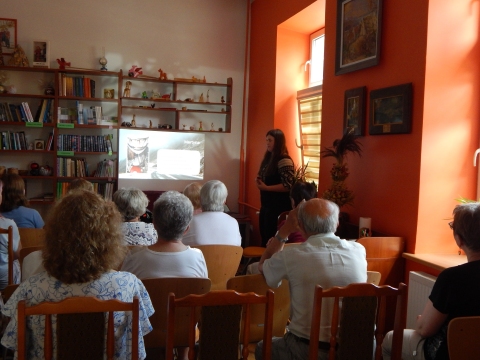 Zdjęcie prezentuje spotkanie z Martyną z Projektu Rumunia w ramach Powiatowego Klubu Książki, które odbyło się w Powiatowej Bibliotece Publicznej 21 czerwca 2023 r. o godz. 12.00.