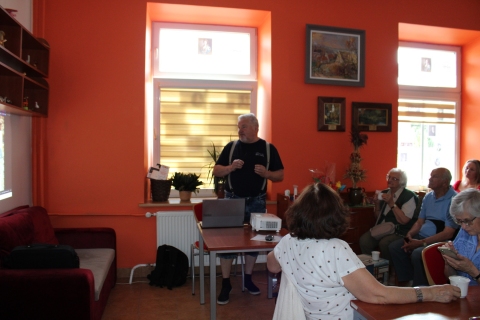 Zdjęcie prezentuje spotkanie z regionalistą Jackiem Śnieżkiem, które odbyło się 10 czerwca 2025 r. o godzinie 13:00 w Powiatowej Bibliotece Publicznej w Puławach w ramach Powiatowego Klubu Książki.