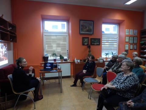 Zdjęcie prezentuje spotkanie autorskie z Wandą Michalak w ramach Powiatowego Klubu Książki, które odbyło się w Powiatowej Bibliotece Publicznej 25 stycznia 2023 r. o godz. 12.OO.