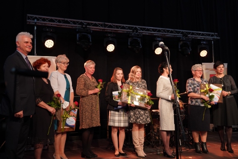 Zdjęcie prezentuje odbiór nagrody w Powiatowym konkursie wydawnictw podczas 21. Powiatowego Dnia Kultury. Nagrodę z rąk Starosty Danuty Smagi i wicestarosty Leszka Gorgola odbierają Katarzyna Adamowska-Kane, Anna Piłat i Alicja Kozak.