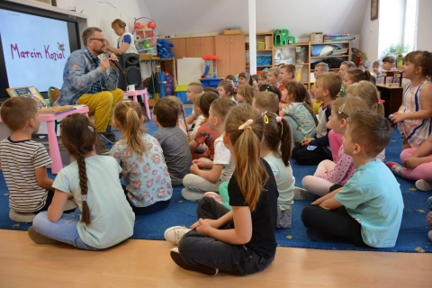 Fotorelacja z wydarzeń, które odbyły się w ramach projektu „Dziecięca podróż w świat słowa i zabawy” realizowanego przez Przedszkole i Bibliotekę Publiczną w Kazimierzu Dolnym.