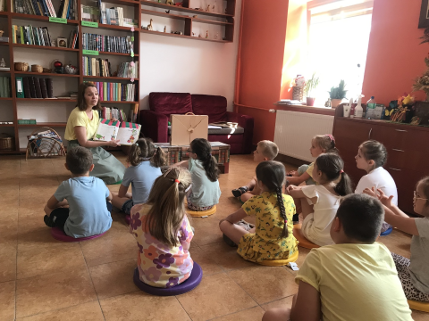 Zdjęcie przedstawia lekcję biblioteczną dla grupy „Puchatki” w Powiatowej Bibliotece Publicznej w Puławach, która odbyła się 20 czerwca 2023 r.