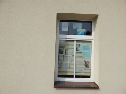 Zdjęcie prezentuje wystawę na oknach Powiatowej Biblioteki Publicznej w Puławach promującą  wakacyjne propozycje książkowe z wyrazem „słońce” w tytule. 