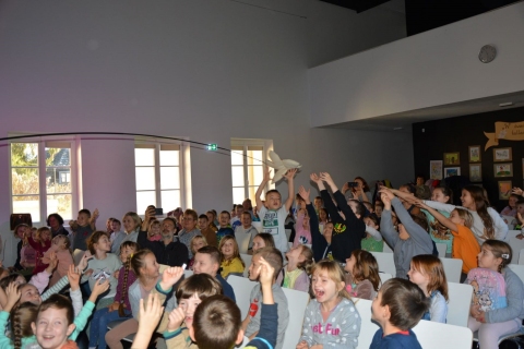 Zdjęcie prezentuje przedstawienie teatralne pt. ”Sokrates w piaskownicy” w wykonaniu aktorów z Fundacji Tworzenia i Promowania Sztuki - ależ Gustawie! 