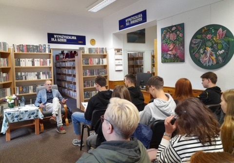 Zdjęcie prezentuje spotkanie autorskie z Andrzejem Halickim.