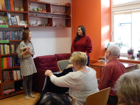 Zdjęcie prezentuje spotkanie autorskie z Sylwią Winnik w ramach Powiatowego Klubu Książki, które odbyło się w Powiatowej Bibliotece Publicznej 27 października 2022 r. o godz. 11.OO.