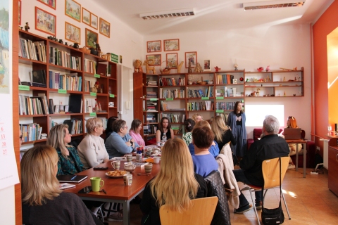 Zdjęcie prezentuje warsztaty szkoleniowe pt. „Arteterapia w bibliotece zorganizowane przez Powiatową Bibliotekę Publiczną w Puławach dla bibliotekarzy z terenu powiatu puławskiego, które odbyły się 30 kwietnia 2025 r.