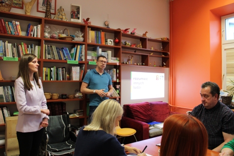 Zdjęcie prezentuje uczestników szkolenia, które odbyło się 21 listopada 2024 r. o godz. 9.00 w Powiatowej Bibliotece Publicznej w Puławach.