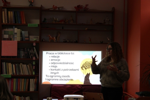 Zdjęcie prezentuje fotorelację ze szkolenia „Między pasją, a wypaleniem – jak dbać o motywację w pracy bibliotekarza”, które odbyło się 13 lutego 2026 r. w Powiatowej Bibliotece Publicznej w Puławach. Na zdjęciu prowadząca warsztaty Karolina Suska. 