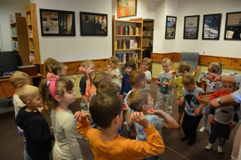 Zdjęcie prezentuje cykl wydarzeń w ramach XXI Tygodnia Bibliotek zorganizowanego przez Bibliotekę Publiczną w Kazimierzu Dolnym: Po niemiecku, hiszpańsku, francusku, włosku, ukraińsku, angielsku … czyta mama i tata”.