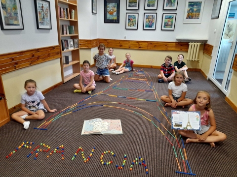 Zdjęcie prezentuje wakacyjne warsztaty kreatywności zorganizowane przez  KOKPiT – Bibliotekę Publiczną w Kazimierzu Dolnym dla dzieci w wieku szkolnym. 