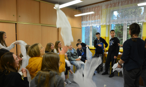 Zdjęcie przedstawia profilaktyczne warsztaty teatralne pt.: „Chcę powiedzieć, że…” dla kazimierskich uczniów.