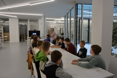 Zdjęcie prezentuje warsztaty profilaktyczne „Siecioholizm i fonoholizm”, który odbył się 13 grudnia 2022 r. w Gminnym Zespole Szkół w Kazimierzu Dolnym.