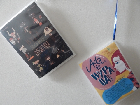 Zdjęcie prezentuje wystawę powieszoną na korytarzu przed biblioteką prezentującą różne okładki książek o inteligentnych, odważnych i silnych kobietach.