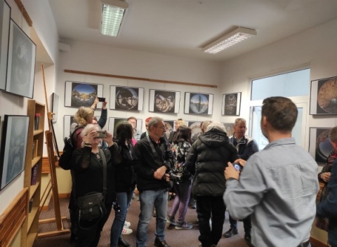 Zdjęcie prezentuje wernisaż wystawy Grzegorza Pawlaka w Bibliotece Publicznej w Kazimierzu Dolnym.