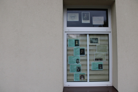 Zdjęcie prezentuje wystawę na oknach Powiatowej Biblioteki Publicznej pokazującą role życia księżnej Izabeli Czartoryskiej. 