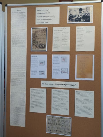 Zdjęcie prezentuje wystawę w Gminnej Bibliotece Publicznej w Baranowie ukazującą sylwetkę Józefa Wybickiego. 