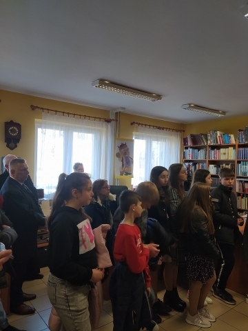 Zdjęcie prezentuje wystawę pt. Zbrodnia Katyńska znajdującą się w Gminnej Biblioteki Publicznej w Baranowie.