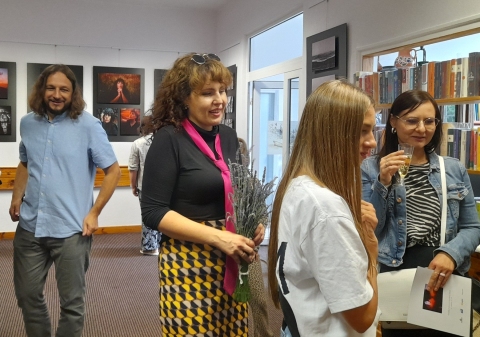 Zdjęcie prezentuje wernisaż wystawy fotografii Katarzyny Lenarciak, który odbył się 12 lipca 2025 r. o godz. 12:30 w Bibliotece Publicznej w Kazimierzu Dolnym. 