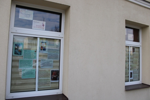 Zdjęcie prezentuje wystawę na oknach Powiatowej Biblioteki Publicznej, która prezentuje wciągające i poruszające książki ze słowem miłość w tytule.