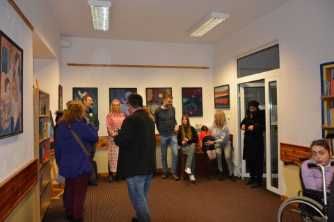 Zdjęcie prezentuje wernisaż wystawy malarstwa Pauliny Kalinowskiej – Lavendowej, który odbył się 10 grudnia 2022 r. o godz. 14.00 w Bibliotece Publicznej w Kazimierzu Dolnym.