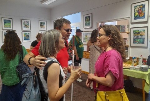 Zdjęcie prezentuje wernisaż wystawy malarstwa Patrycji Turek, który odbył się 9 sierpnia 2025 r. o godz. 11:45 w kazimierskiej bibliotece.