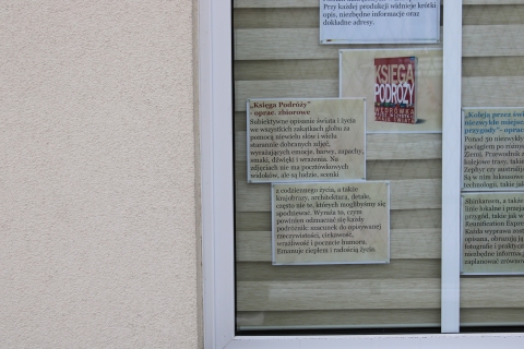 Zdjęcie prezentuje wystawę na oknach Powiatowej Biblioteki Publicznej prezentującą ciekawe książki o tematyce podróżniczej.