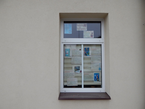 Zdjęcie prezentuje wystawę na oknach Powiatowej Biblioteki Publicznej w Puławach pt. „Poczytaj mi o świętach, czyli propozycje literackie dla dzieci na grudzień”.